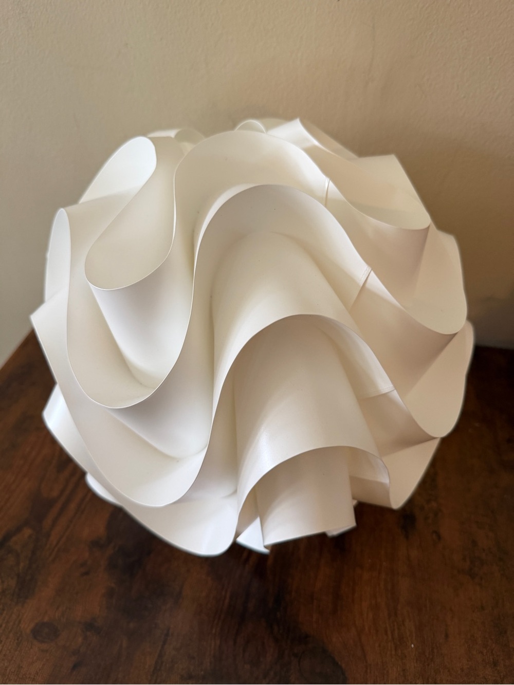 White Sculptural Table Lamp - Modern Wave Design - Picture 4 of 4